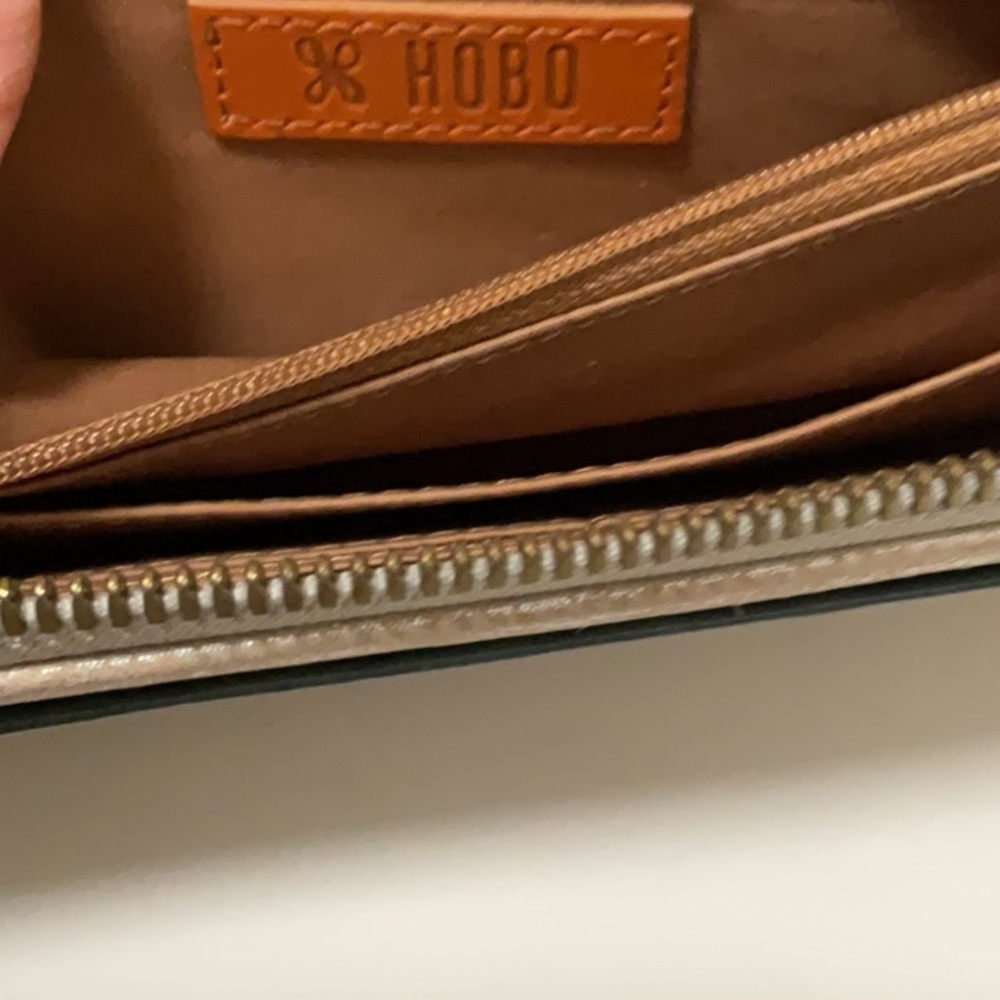 Hobo Max Large Zip Around gold/tan with green accent colors - Picture 6 of 6